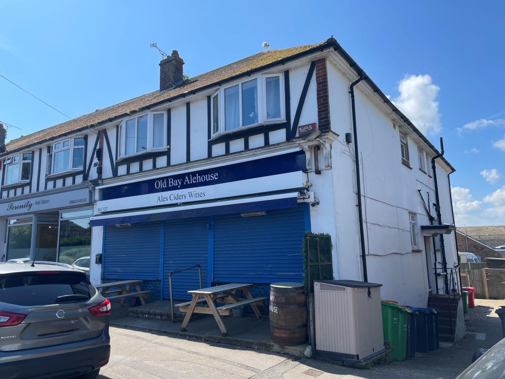 Lot: 153 - WELL-PRESENTED MAISONETTE - Front of property showing access to side